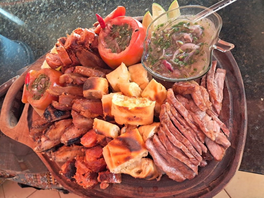 Estação de churrasco premium com parrilla e brasa ativa